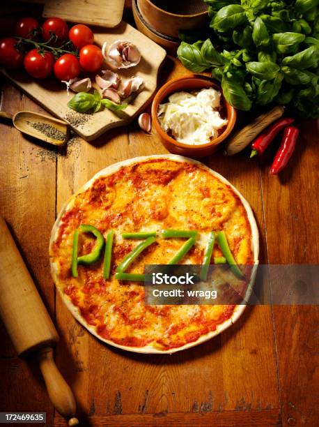 Pizza De Pimientos Verdes Con Hierbas Y Vegetales Frescos Foto de stock y más banco de imágenes de Ajo