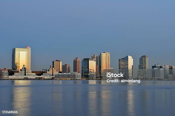 Jersey City Waterfront Na Wschód Słońca - zdjęcia stockowe i więcej obrazów Architektura - Architektura, Bez ludzi, Dzielnica nadbrzeżna