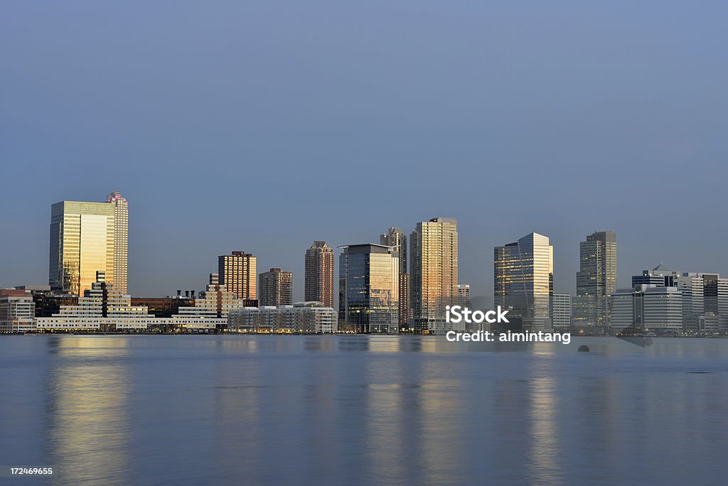 Джерси Сити на рассвете и видом на береговую линию - Стоковые фото Архитектура роялти-фри
