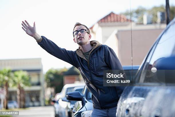 Photo libre de droit de Piéton Héler Un Taxi banque d'images et plus d'images libres de droit de Faire signe d'approcher - Faire signe d'approcher, Hommes, Rue