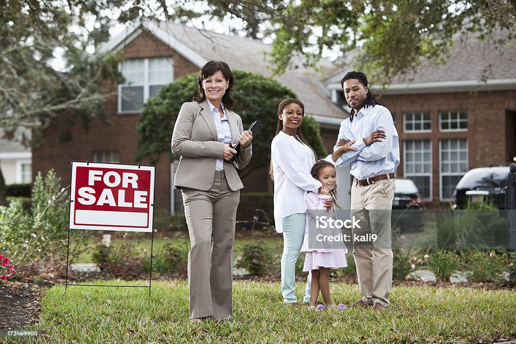 Immobilienmakler mit Familie außerhalb Haus - Lizenzfrei Familie Stock-Foto