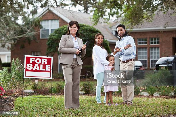 Immobilienmakler Mit Familie Außerhalb Haus Stockfoto und mehr Bilder von Familie - Familie, Hauswechsel, Immobilien-Verkaufsschild