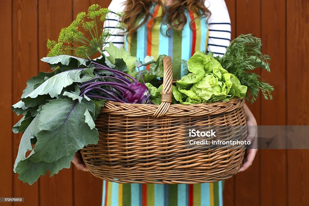 ヘルシーなお食事、新鮮な野菜 - 30代の女性のロイヤリティフリーストックフォト