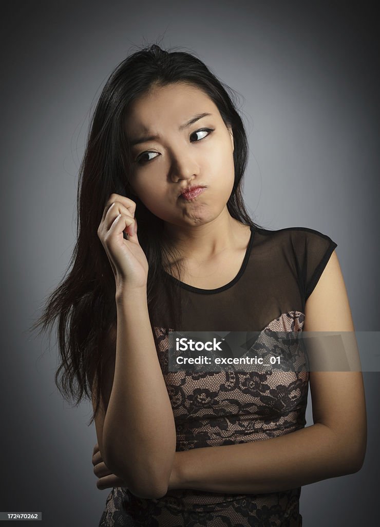 Ritratto di attraente ragazza asiatica in abito da sera isolato su grigio - Foto stock royalty-free di Abbigliamento elegante