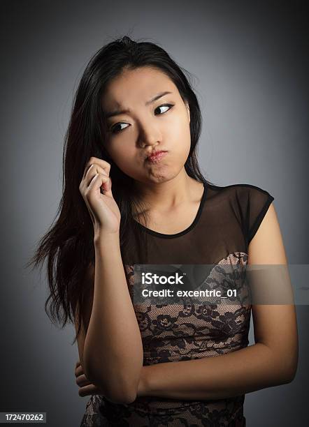 Retrato Atraente Menina Asiática Em Vestido De Noite Isolado Em Cinza - Fotografias de stock e mais imagens de 20-29 Anos