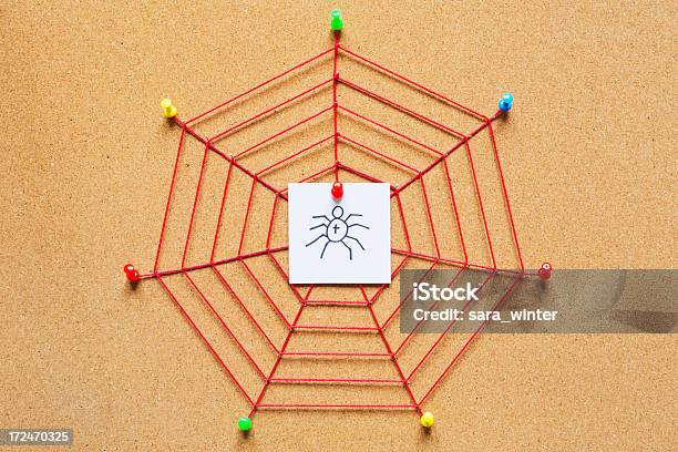 Teia De Aranha No Quadro De Avisos De Cortiça - Fotografias de stock e mais imagens de Aranha - Aracnídeo - Aranha - Aracnídeo, Caderno de notas, Comunicação