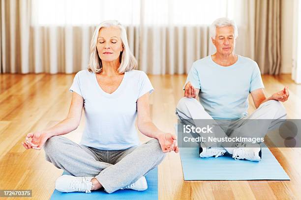 Foto de Sênior Casal Meditating e mais fotos de stock de 60 Anos - 60 Anos, Academia de ginástica, Adulto