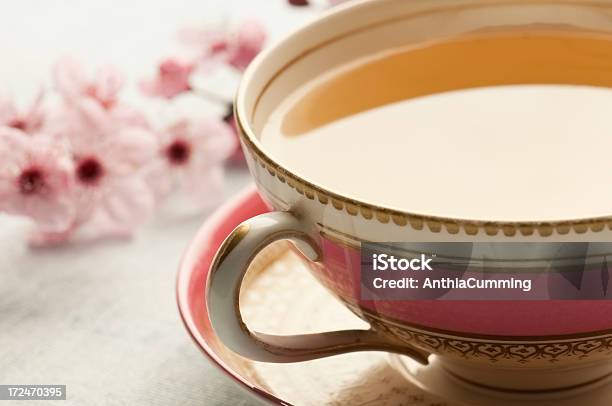 Photo libre de droit de Vert Tisane Dans La Tasse Et Soucoupe Porcelaine Fine banque d'images et plus d'images libres de droit de Thé au jasmin