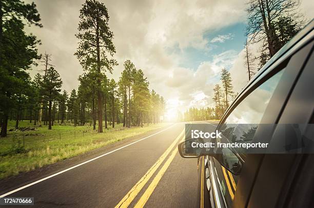 Por La Carretera Us Foto de stock y más banco de imágenes de Coche - Coche, En movimiento, Montaña