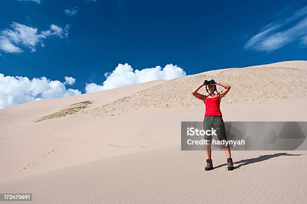 若い女性が覗き双眼鏡を砂漠 - 1人のストックフォトや画像を多数ご用意 - 1人, まぶしい, オリエンテーリング