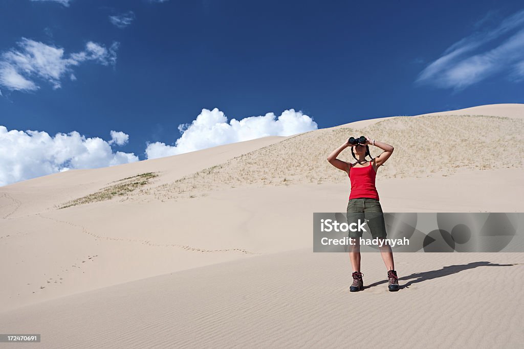 Jovem Olhando através de um Binóculo no Deserto - Royalty-free Admirar a Vista Foto de stock