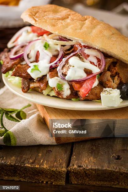 Gyro Stockfoto und mehr Bilder von Am Spieß gebraten - Am Spieß gebraten, Feta, Fleisch