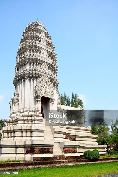 Estupa De Phra Mahathat Ratchaburi Foto de stock y más banco de imágenes de Agua - Agua, Aire libre, Antiguo