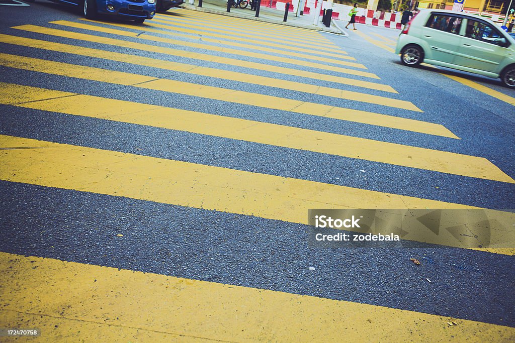 노란색 보행자 건널목 및 지동차 - 로열티 프리 도로 교차로 스톡 사진