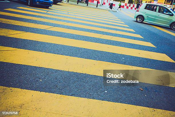 Желтый Пешеходная Пешеходный Переход И Автомобилей — стоковые фотографии и другие картинки Краска - Краска, Пересечение дорог, Автомобиль
