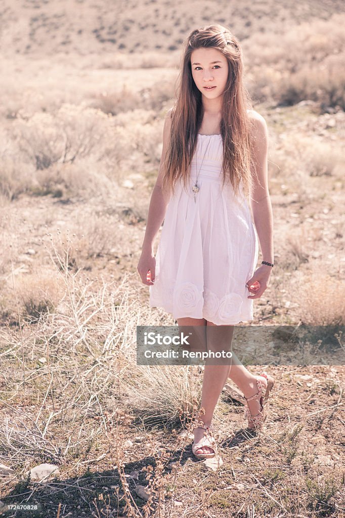 Bellissima adolescente nel deserto - Foto stock royalty-free di 14-15 anni