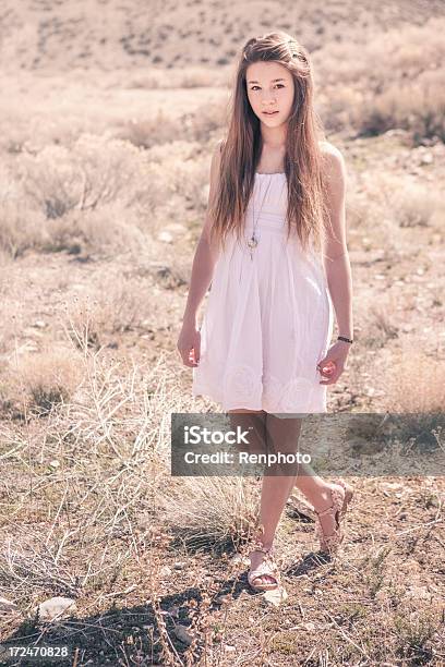 Bellissima Adolescente Nel Deserto - Fotografie stock e altre immagini di 14-15 anni - 14-15 anni, Adolescente, Adolescenza