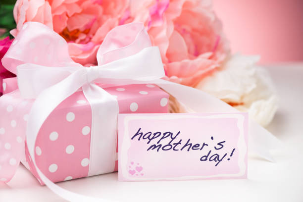 istock Present box on pink with mothers day card 172470865