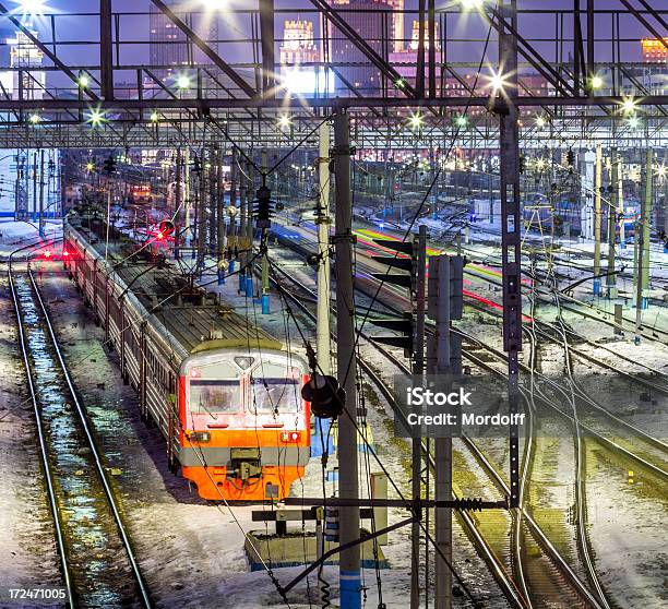 Estação Com Noite Iluminação - Fotografias de stock e mais imagens de Ao Ar Livre - Ao Ar Livre, Bandeira, Cabo