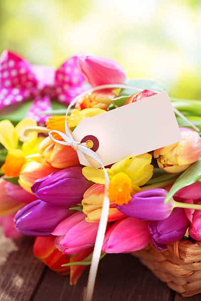 istock Beautiful fresh flower bouquet with an empty card 172471025