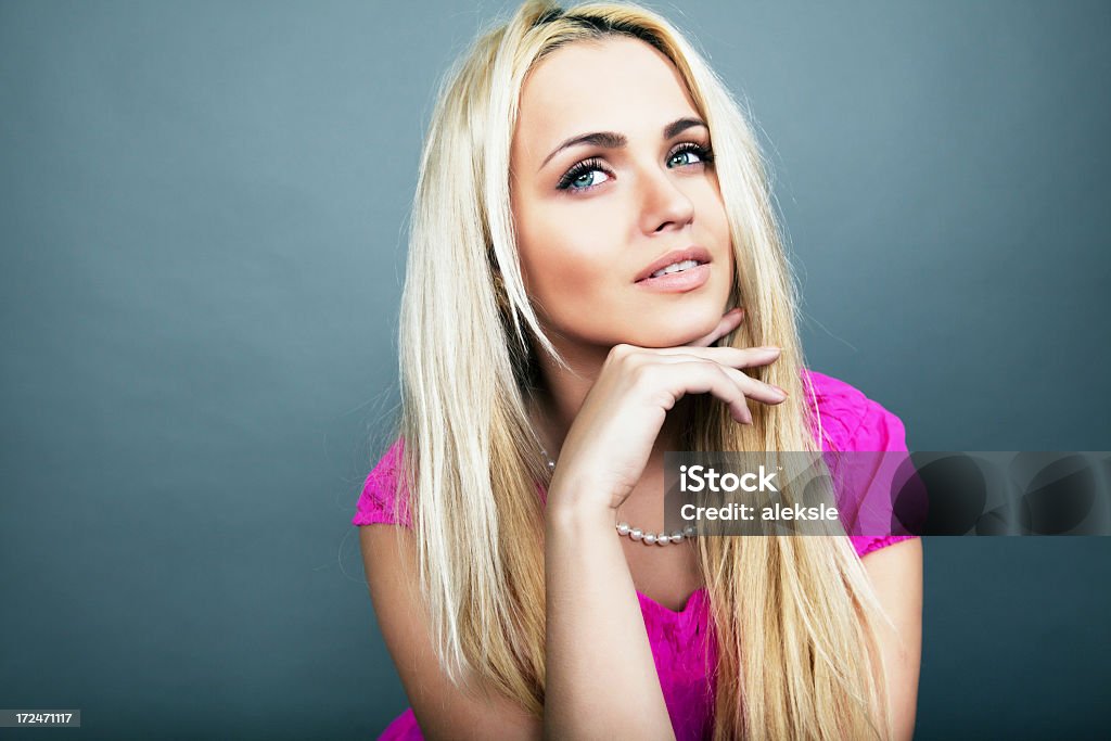 Piękna kobieta z zdrowy Długie włosy - Zbiór zdjęć royalty-free (Blond włosy)