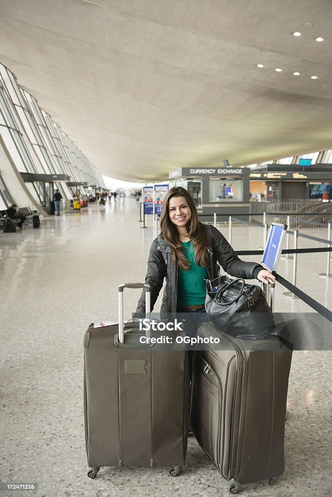 Junge Frau mit Ihrem Gepäck im Flughafen-terminal - Lizenzfrei Flughafen Dulles International Airport Stock-Foto