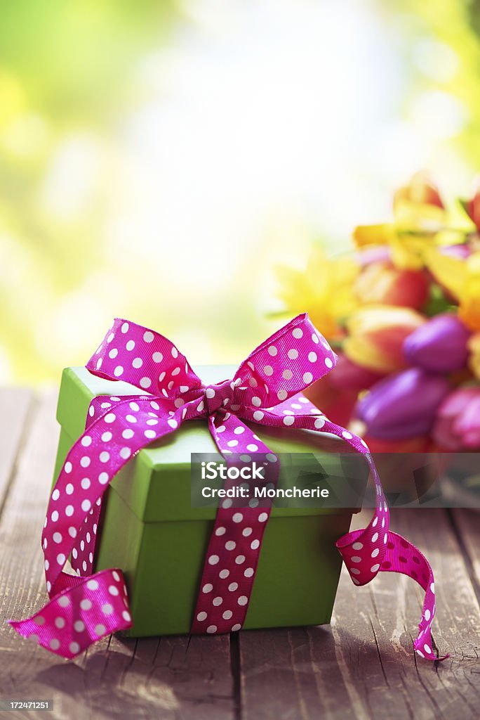 Schönen frischen Blumenstrauß mit einem Geschenk-box - Lizenzfrei Band Stock-Foto