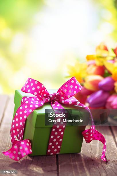 Schönen Frischen Blumenstrauß Mit Einem Geschenkbox Stockfoto und mehr Bilder von Band