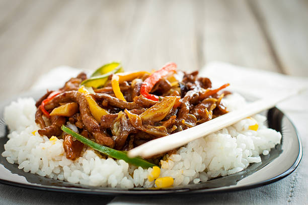 boeuf et légumes sautés - beef rice orange stir fried photos et images de collection