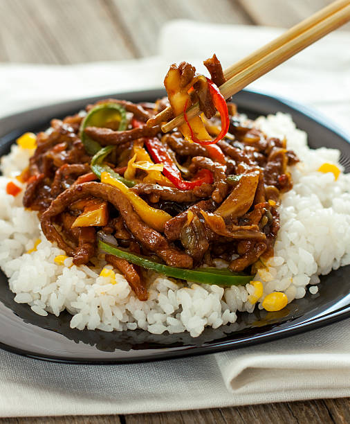 boeuf et légumes sautés - beef rice orange stir fried photos et images de collection