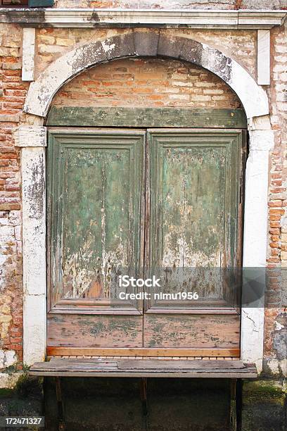 Photo libre de droit de Porte Fermée Avec Volets En Bois Veniseitalie banque d'images et plus d'images libres de droit de Arc - Élément architectural - Arc - Élément architectural, Brique, Coffre-fort - Équipement de sécurité