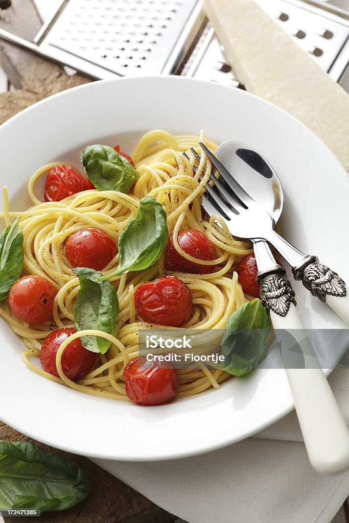Italian imagens estáticas: Espaguete com tomate cereja e manjericão - Foto de stock de Alimentação Saudável royalty-free