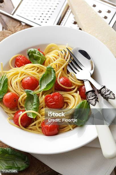 Foto de Italian Imagens Estáticas Espaguete Com Tomate Cereja E Manjericão e mais fotos de stock de Alimentação Saudável