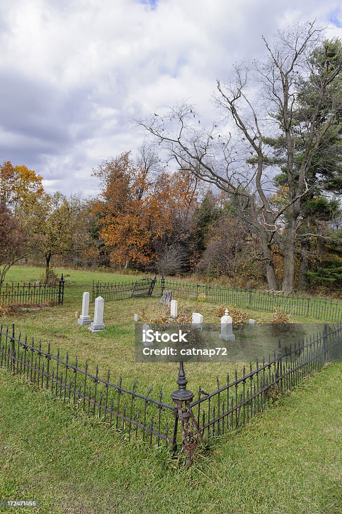 Cementerio Rural en otoño paisaje campestre - Foto de stock de Aire libre libre de derechos