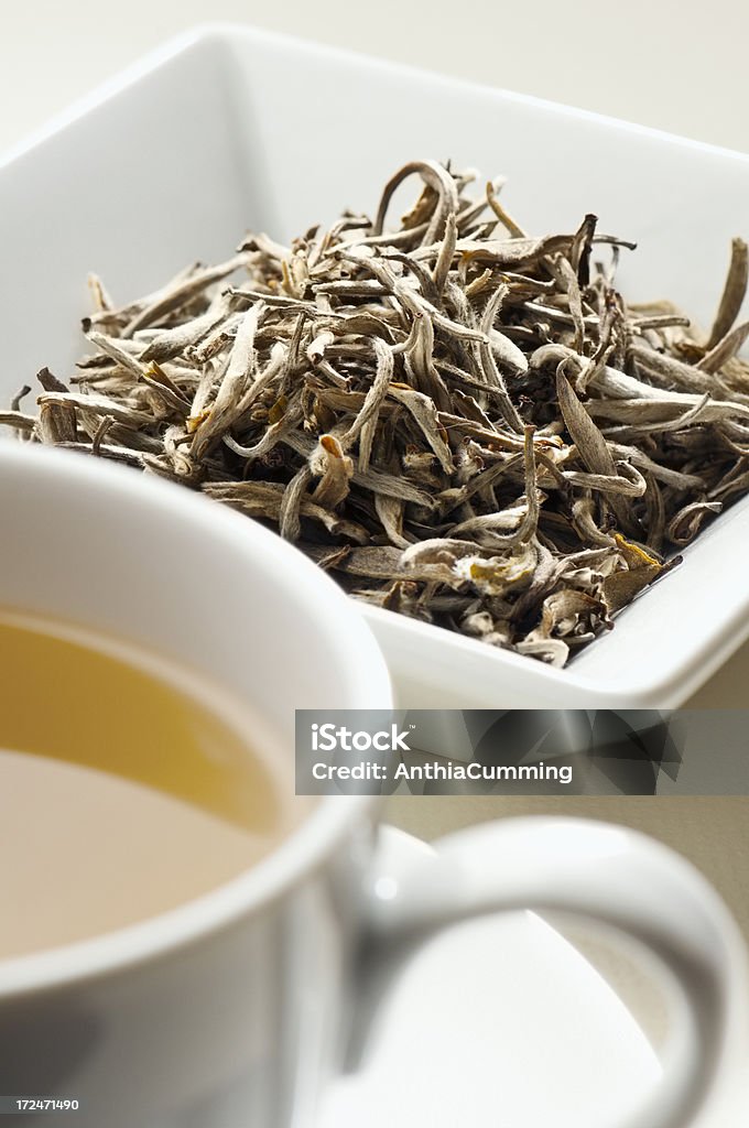 Folhas de chá de jasmim atrás xícara de chá - Foto de stock de Antioxidante royalty-free