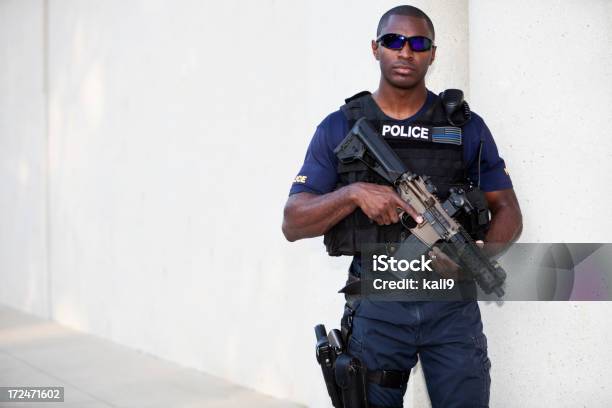 警察官ライフルを保持 - 警備員のストックフォトや画像を多数ご用意 - 警備員, アフリカ系アメリカ人, 警察