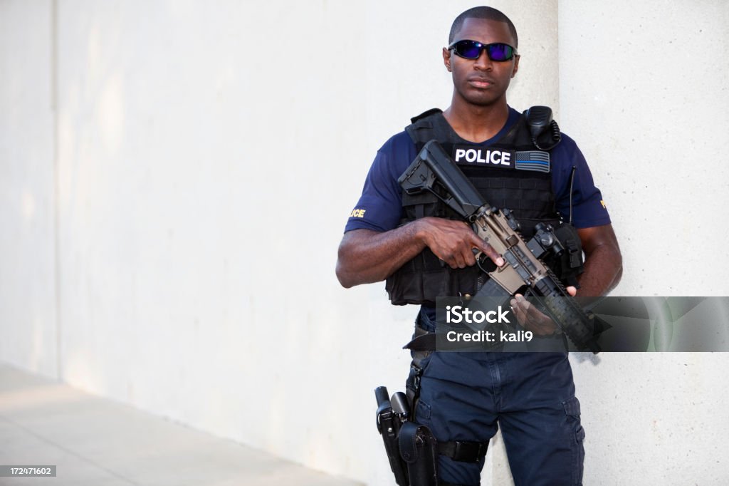 경찰 장교 쥠 라이플 - 로열티 프리 보안 요원 스톡 사진