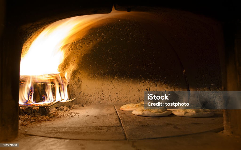Фокачиа в печи - Стоковые фото Печь для пиццы роялти-фри