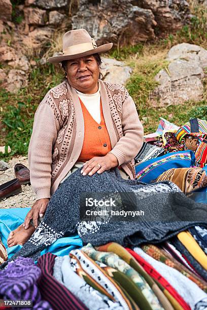 Peruviano Tessuti Colorati E Vestiti Per La Vendita Valle Sacra - Fotografie stock e altre immagini di Adulto
