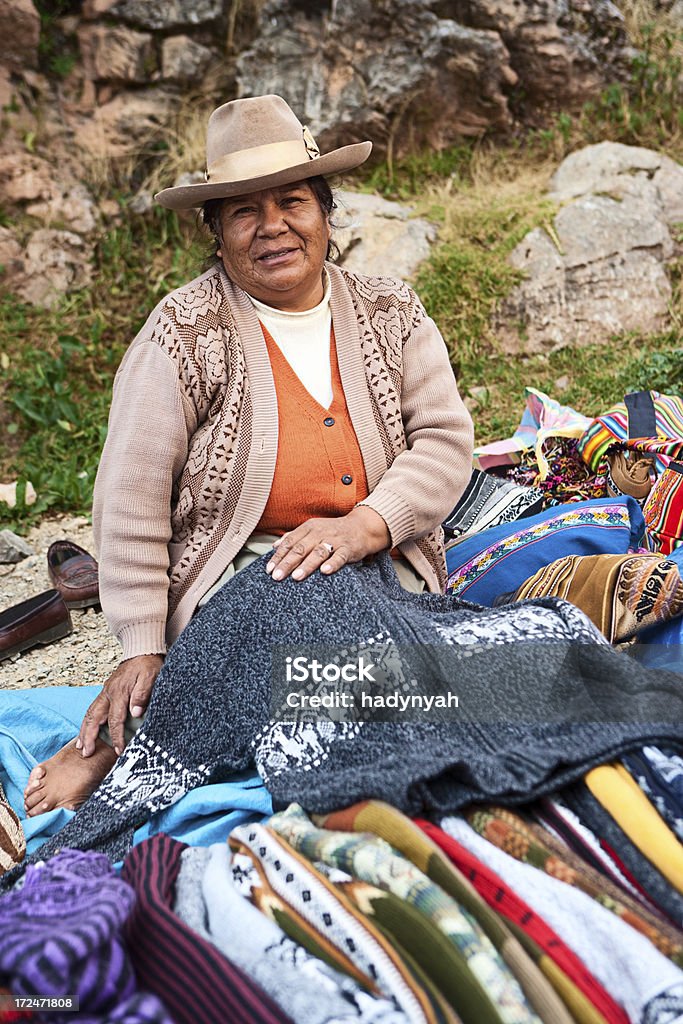 Kolorowe tkaniny Peru i ubrania dla sprzedaży, Sacred Valley. - Zbiór zdjęć royalty-free (Aktywni seniorzy)