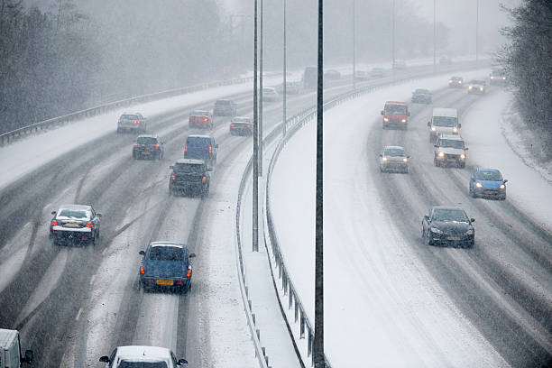 ruch na autostrady w śnieżyca - snowing driving traffic car zdjęcia i obrazy z banku zdjęć