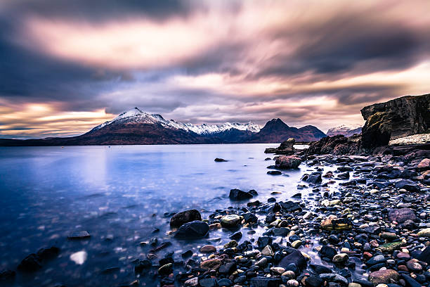 dziki szkocja krajobraz w isle of skye - landscape scotland scottish culture isle of skye zdjęcia i obrazy z banku zdjęć