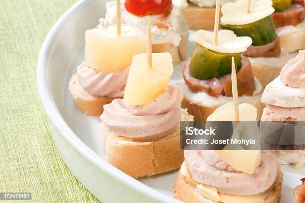 Canapés Foto de stock y más banco de imágenes de Alimento - Alimento, Aperitivo - Plato de comida, Canapé