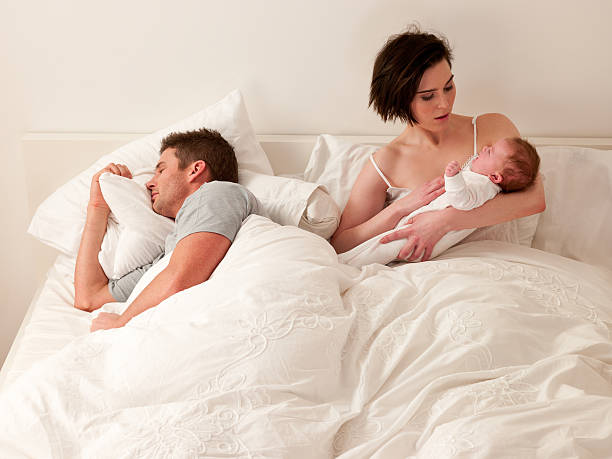 giovane madre con bambino piangere - domestic life family heterosexual couple young family foto e immagini stock