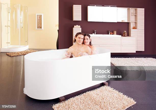 Foto de Jovem Casal Relaxante No Banheiro e mais fotos de stock de 20 Anos - 20 Anos, Adulto, Banheira