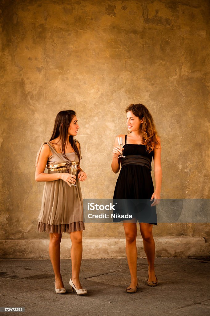 Glückliche Mädchen mit Champagner - Lizenzfrei Festlich gekleidet Stock-Foto