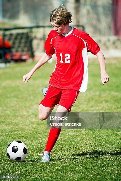 축구 제어됨 킥 붉은색 유니폼 고등학교에 대한 스톡 사진 및 기타 이미지 - 고등학교, 축구, 남성