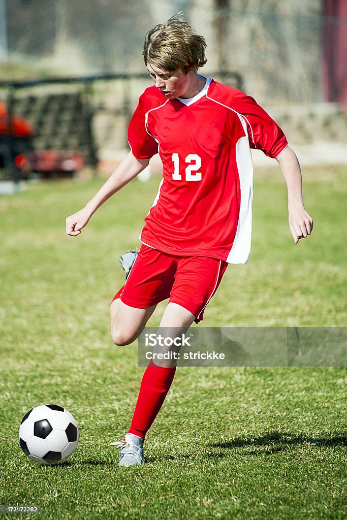 Com controle de futebol chuta Red uniforme - Foto de stock de Colégio - Educação royalty-free