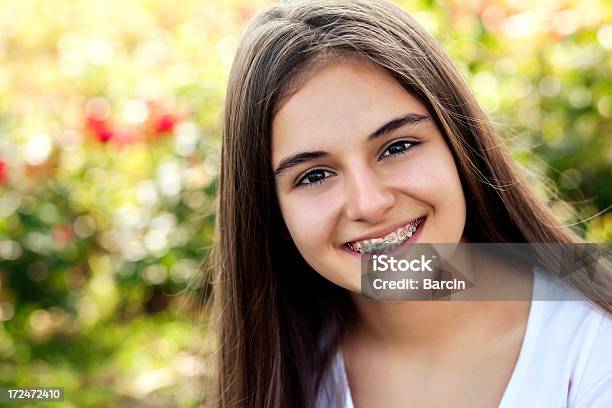 Ragazza Adolescente Con Bretelle - Fotografie stock e altre immagini di Apparecchio ortodontico - Apparecchio ortodontico, Ragazze adolescenti, Close-up