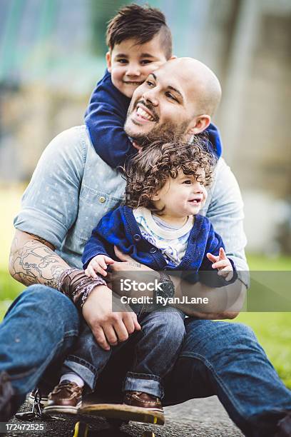 Vater Und Söhne Auf Skateboard Stockfoto und mehr Bilder von Familie - Familie, Glücklichsein, Im Freien